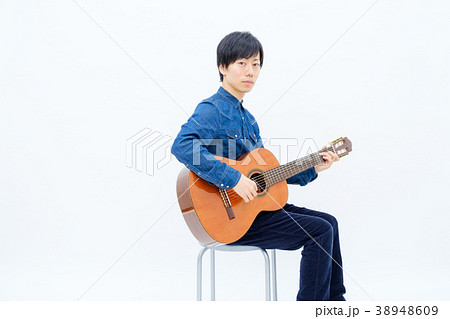 クラシックギターを持った男性 38948609