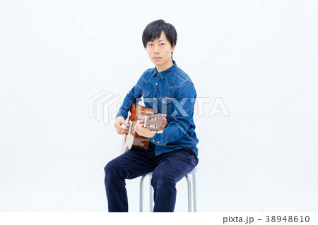 クラシックギターを持った男性 クラシックギターを持った男性 38948610