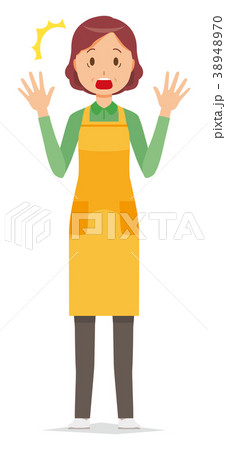 エプロンをつけた中年主婦が驚いている 38948970
