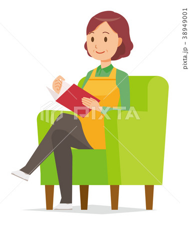 エプロンをつけた中年主婦がソファーに座って読書をしている 38949001