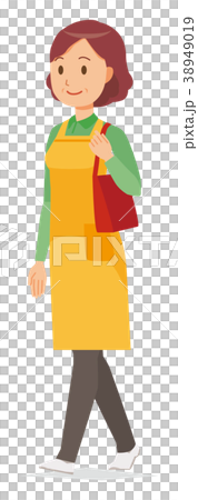 エプロンをつけた中年主婦がバッグを持って歩いている 38949019