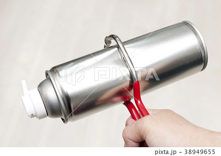 スプレー缶に穴を開ける 38949655
