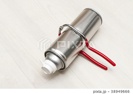 スプレー缶に穴を開ける 38949666