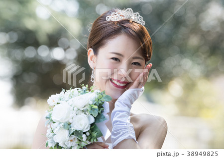 笑顔の花嫁 ウエディングドレスの女性 笑顔の花嫁 ウエディングドレスの女性 38949825