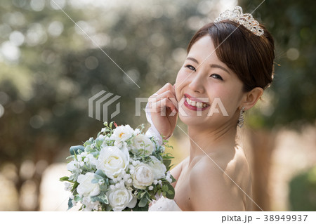 ティアラをつけた花嫁 ウエディングドレスの女性 ティアラをつけた花嫁 ウエディングドレスの女性 38949937