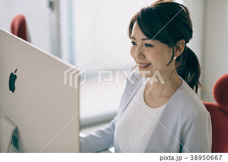 ビジネスウーマン　オフィスで働く若い女性 38950667