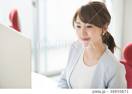 ビジネスウーマン オフィスで働く若い女性 ビジネスウーマン オフィスで働く若い女性 38950671