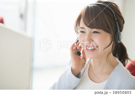 コールセンターで働く女性 オペレーター コールセンターで働く女性 オペレーター 38950805