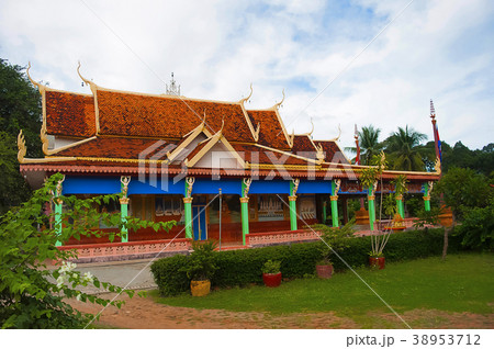 Modern temple near Bakong temple, Roluos Group Modern temple near Bakong temple, Roluos Group 38953712