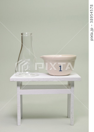 化学の実験器具 フラスコと乳鉢 化学の実験器具 フラスコと乳鉢 38954578
