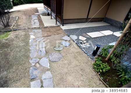 竹中大工道具館　茶室への飛び石 38954685