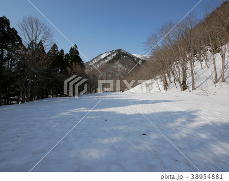 みなかみ町湯檜曽　白毛門山登り口にある冬の駐車場　雪で埋まってます 38954881