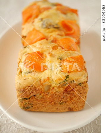 スモークサーモンとウズラの卵のケークサレ スモークサーモンとウズラの卵のケークサレ 38954968