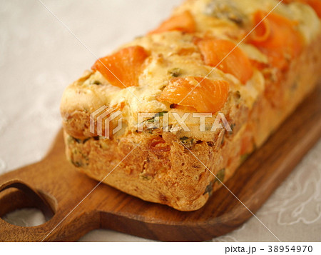 スモークサーモンとウズラの卵のケークサレ 横位置 （カッティングボード） 38954970