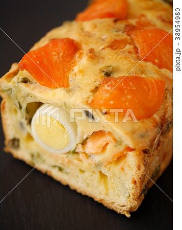 スモークサーモンとウズラの卵のケークサレ　断面　黒背景　（縦位置アップ） 38954980