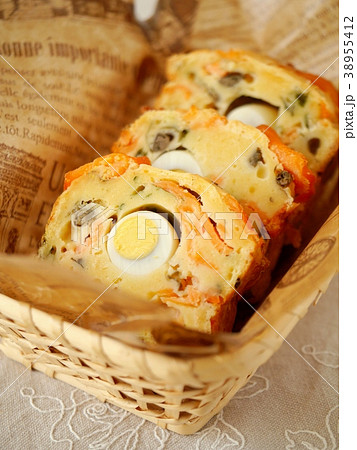 スモークサーモンとウズラの卵のケークサレ　バスケット盛り 38955412