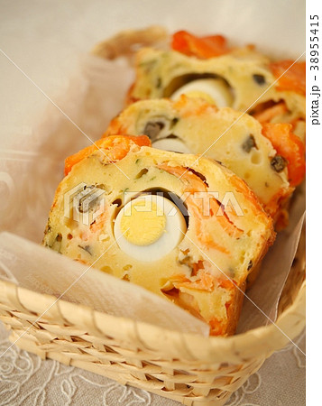 スモークサーモンとウズラの卵のケークサレ バスケット盛り (縦位置) スモークサーモンとウズラの卵のケークサレ バスケット盛り (縦位置) 38955415