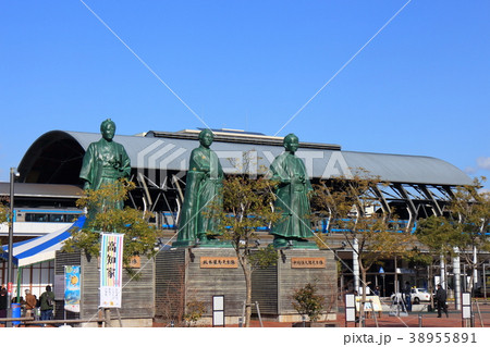 高知駅前の三志士像 38955891