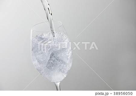 炭酸水をグラスに注ぐ 38956050