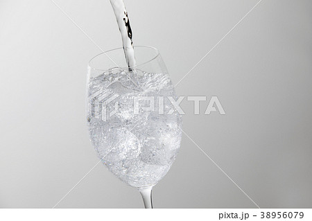 炭酸水をグラスに注ぐ 38956079