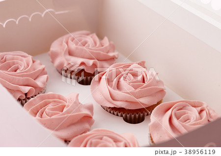 Muffins with flower shaped cream in box 38956119
