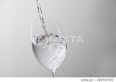 水をグラスに注ぐ 38956430