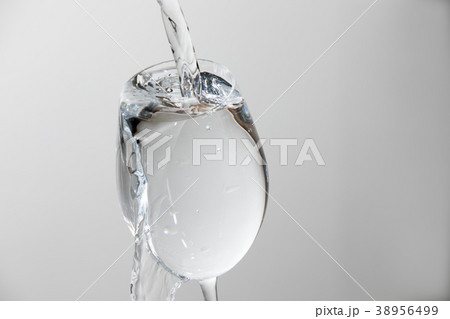 水をグラスに注ぐ 38956499
