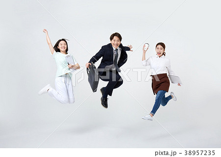 ジャンプ ビジネスマン 看護師 38957235