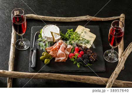 オードヴルセット　Ham and cheese and wine 38957640