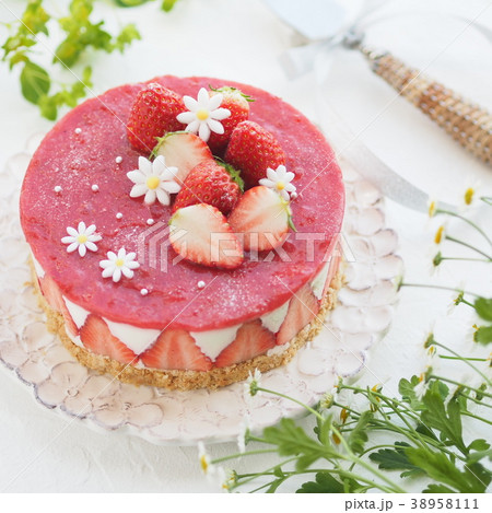 かわいいイチゴのレアチーズケーキ 38958111