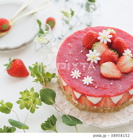 かわいいイチゴのレアチーズケーキ かわいいイチゴのレアチーズケーキ 38958152