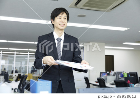 若いビジネスマン 38958612
