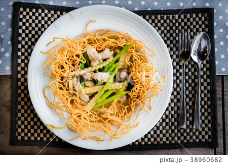 Crispy noodles in thick gravy 38960682