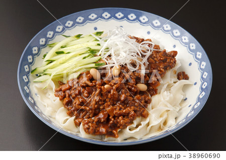 平麺のジャージャー麺 平麺のジャージャー麺 38960690