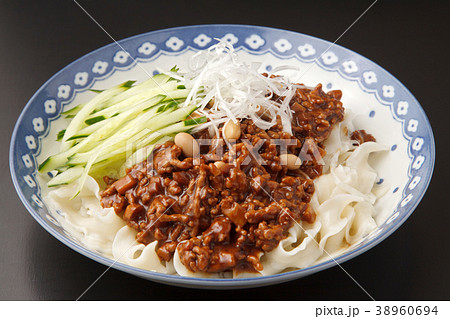 平麺のジャージャー麺 平麺のジャージャー麺 38960694