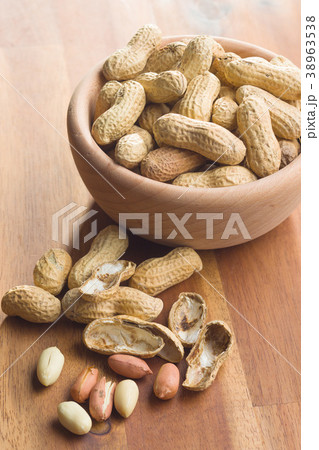 The peeled peanuts. 38963538