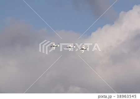 小月基地の航空ショーで編隊を組んでアクロバット飛行する海上自衛隊のT-5国産初等練習機 38963545