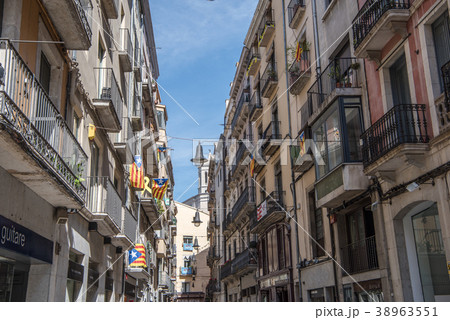 スペイン ジローナ オニャル川沿いの町並み スペイン ジローナ オニャル川沿いの町並み 38963551