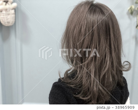 後ろ姿 女性 ヘアスタイルの写真素材