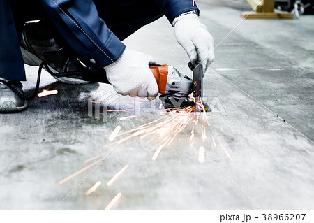 整備士作業風景 38966207