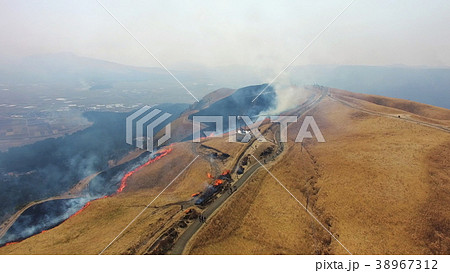 熊本の阿蘇山 毎年2月から3月にかけて行われる阿蘇高原の野焼きを空から見た風景の写真素材