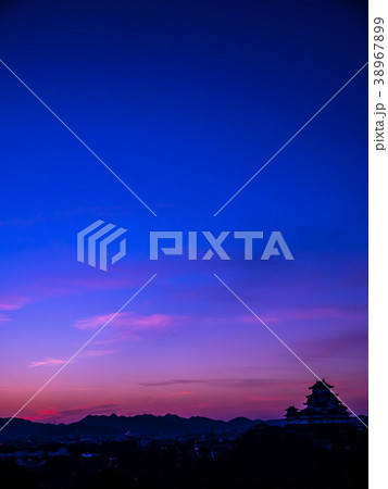 朝焼けに染まる姫路城大天守　姫路城のシルエット 38967899