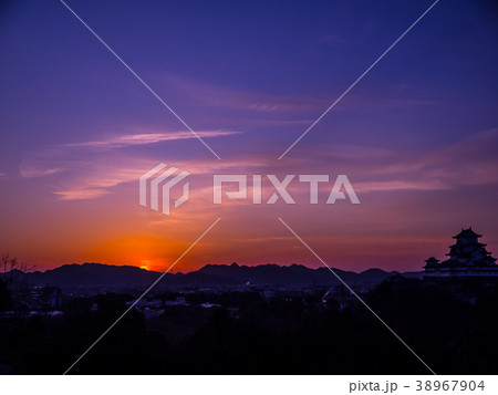 朝焼けに染まる姫路城大天守　姫路城のシルエット 38967904