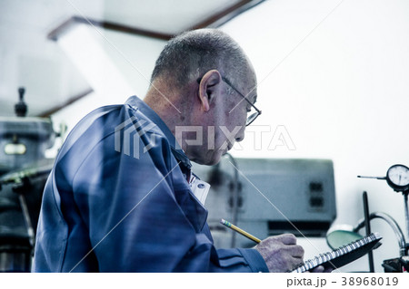 ものづくり技術者　町工場の経営者 38968019