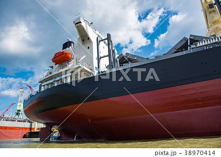 しまなみ海道　観潮船から見た波止浜湾の今治造船所 38970414
