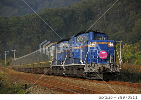 朝日を浴びるトワイライトエクスプレス。2014/9/28 38970511