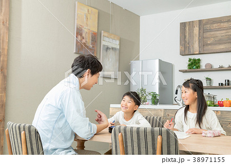 家族　父親　お父さん　姉弟　勉強　ダイニングキッチン　ライフスタイル　宿題する小学生 38971155
