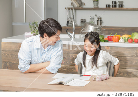 勉強を教える父親 父親 お父さん 娘 女の子 生活感の写真素材
