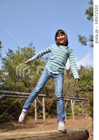 公園の遊具で遊ぶ女の子の写真素材