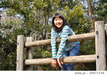 公園の遊具で遊ぶ女の子 38971548